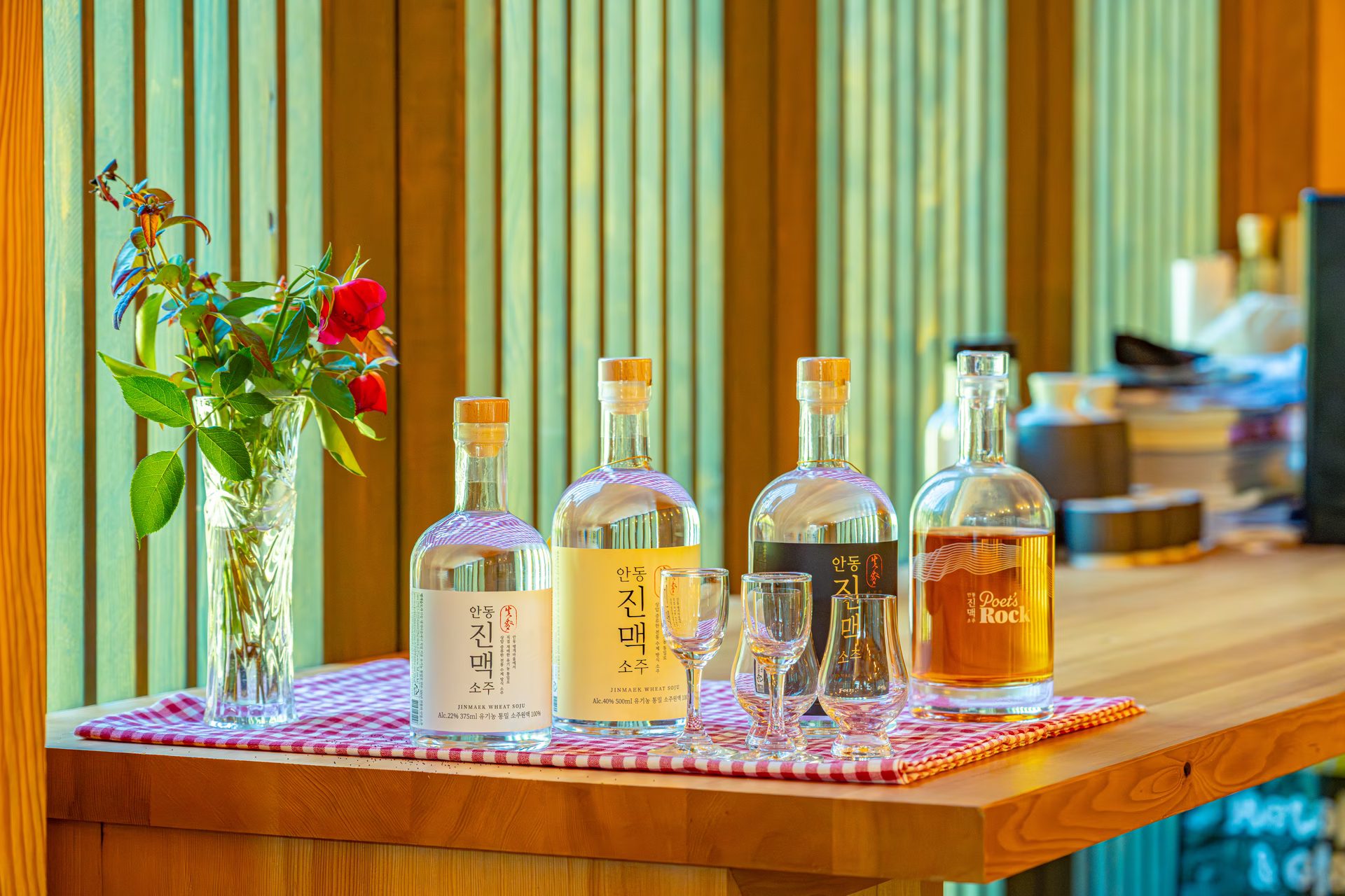22도·40도·53도 진맥소주와 오크통 숙성주 ‘시인의 바위’ 병, 시음 잔