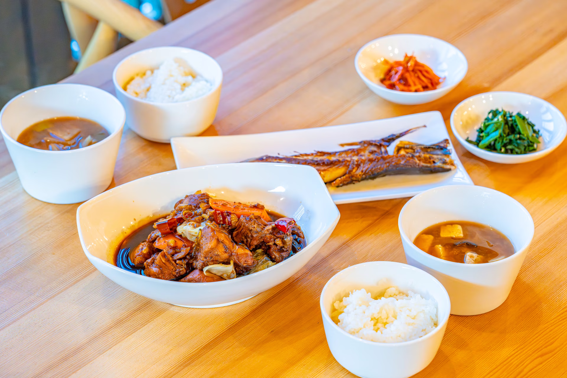 안동찜닭과 간고등어 구이, 된장국이 오른 투숙객 저녁 밥상