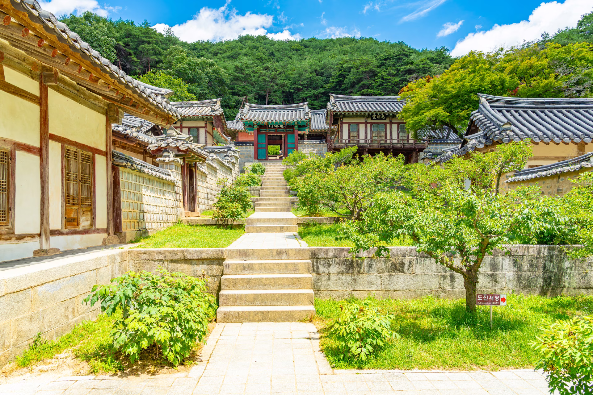 돌계단과 진도문 너머로 강학 공간이 이어지는 도산서원