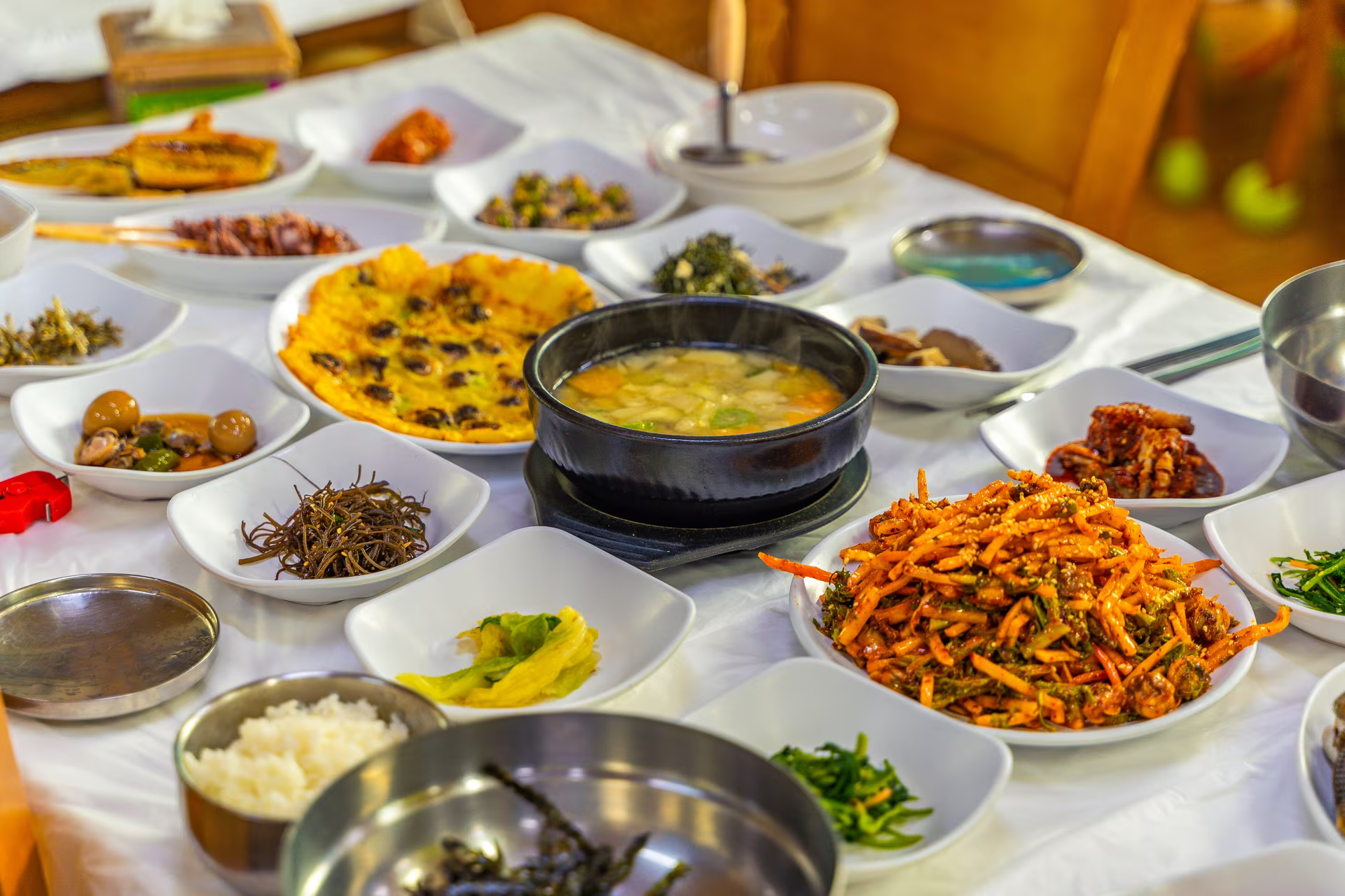 접시를 여러 개 펼쳐 낸 벌교 꼬막정식 한 상
