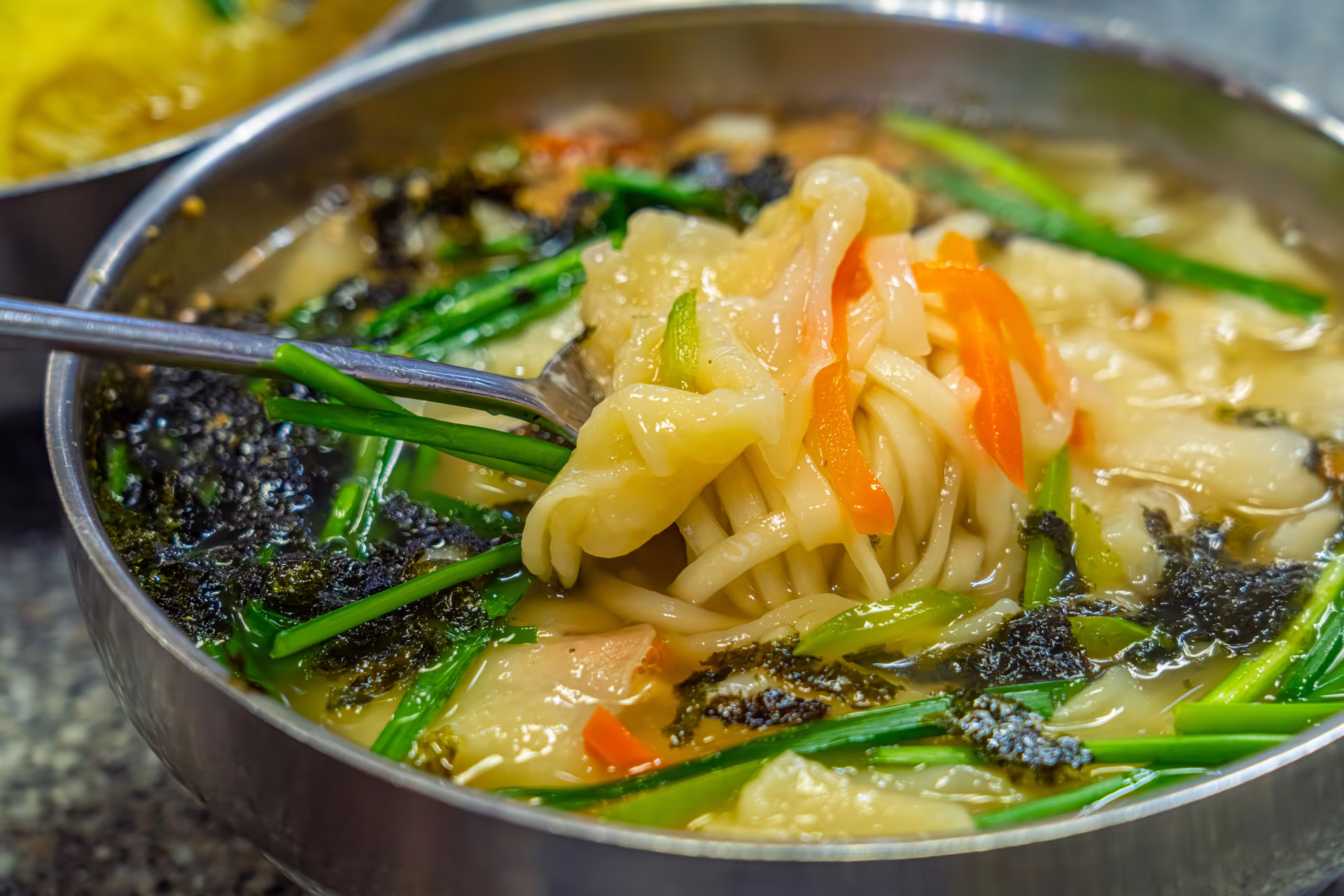멸치 육수에 칼국수 면발과 얇게 뜯은 수제비를 함께 끓여 낸 서문시장 칼제비