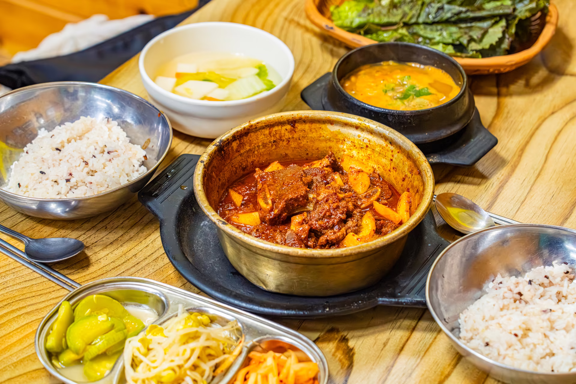 찌그러진 양은 냄비에 고춧가루와 다진 마늘 양념으로 매콤하게 졸여 낸 대구식 찜갈비