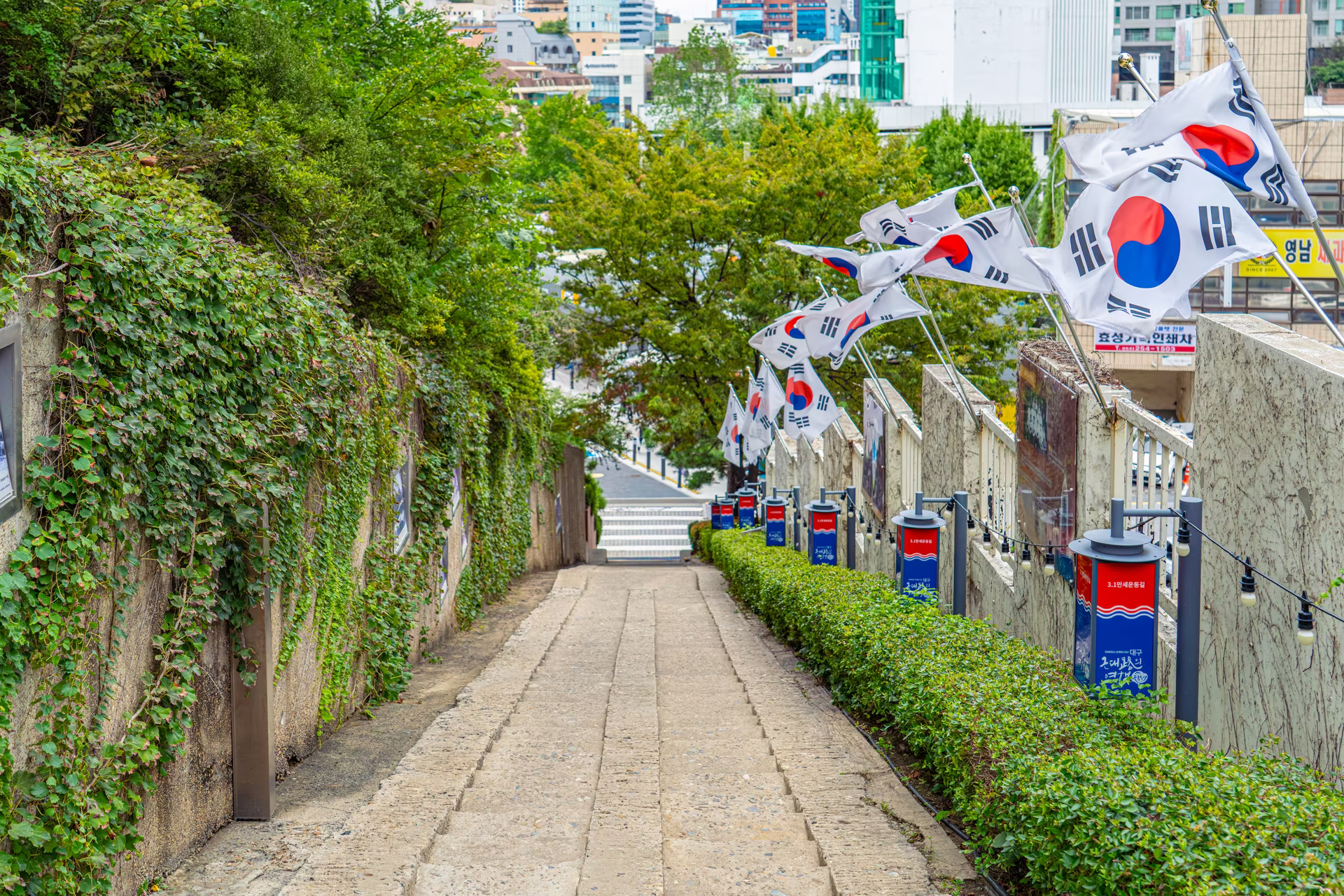 태극기와 근대사 사진이 벽면을 따라 이어지는 청라언덕 동쪽 대구3·1운동길 90계단