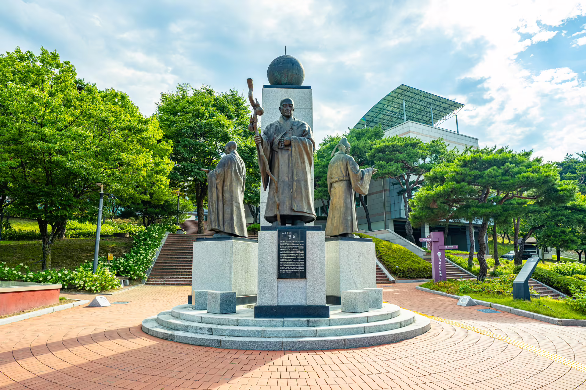 경산시립박물관 앞 받침대 위에 선 원효, 설총, 일연 청동상