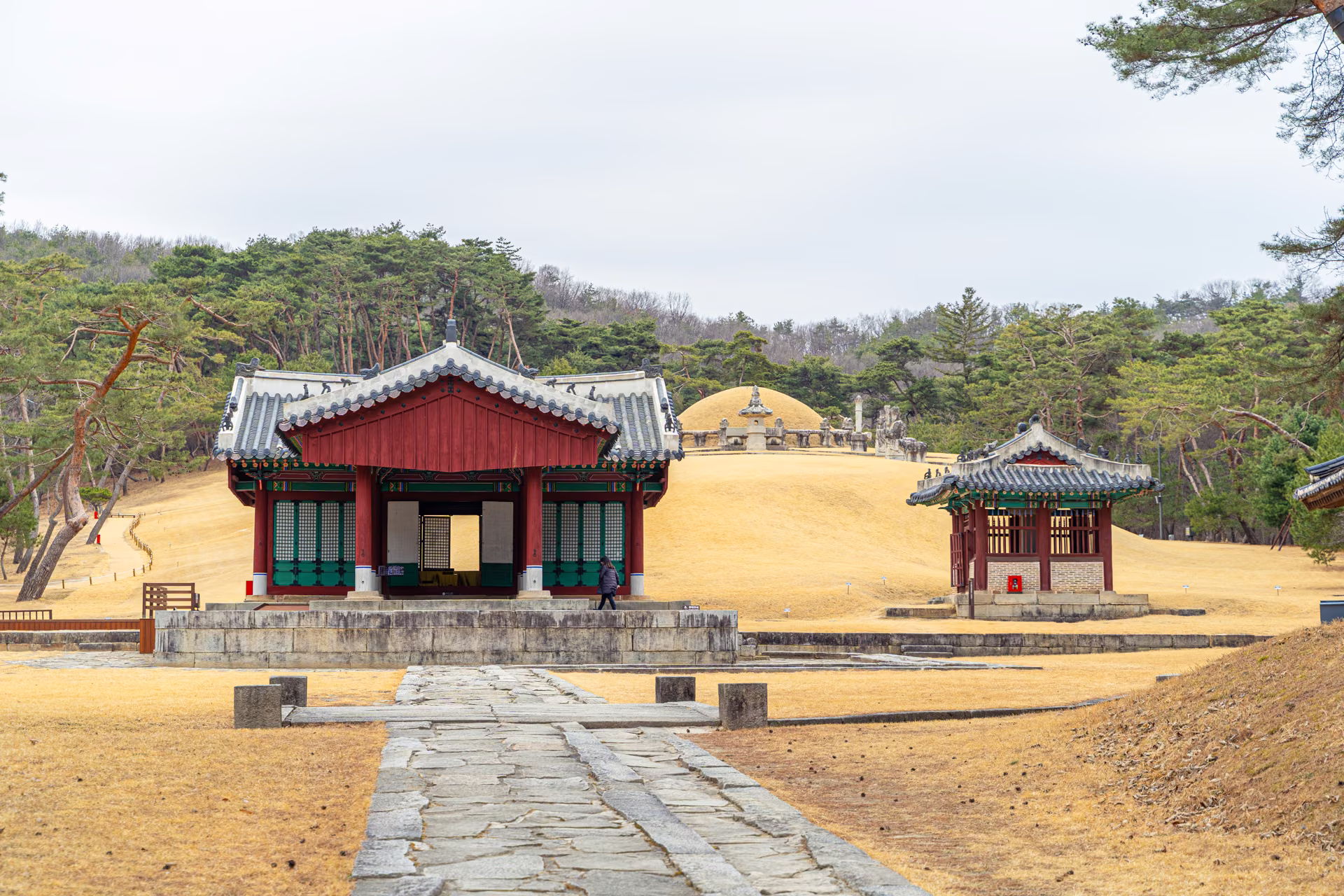 참도 끝의 정자각과 언덕 위 봉분. 3월이라 잔디가 누렇다