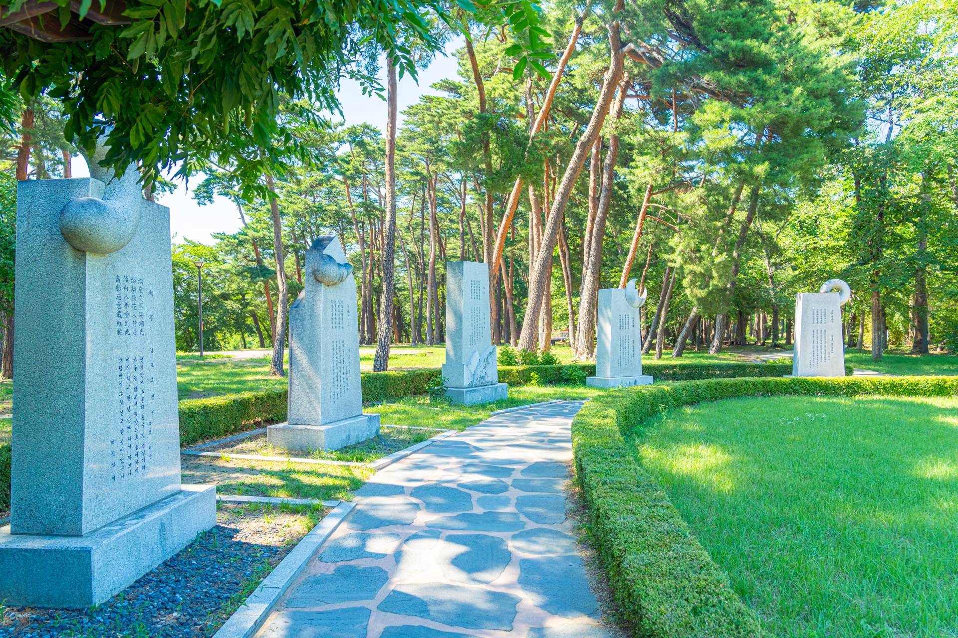 허균의 「호정」, 허난설헌의 「죽지사」를 새긴 시비. 한시 아래 우리말 풀이를 함께 새겼다