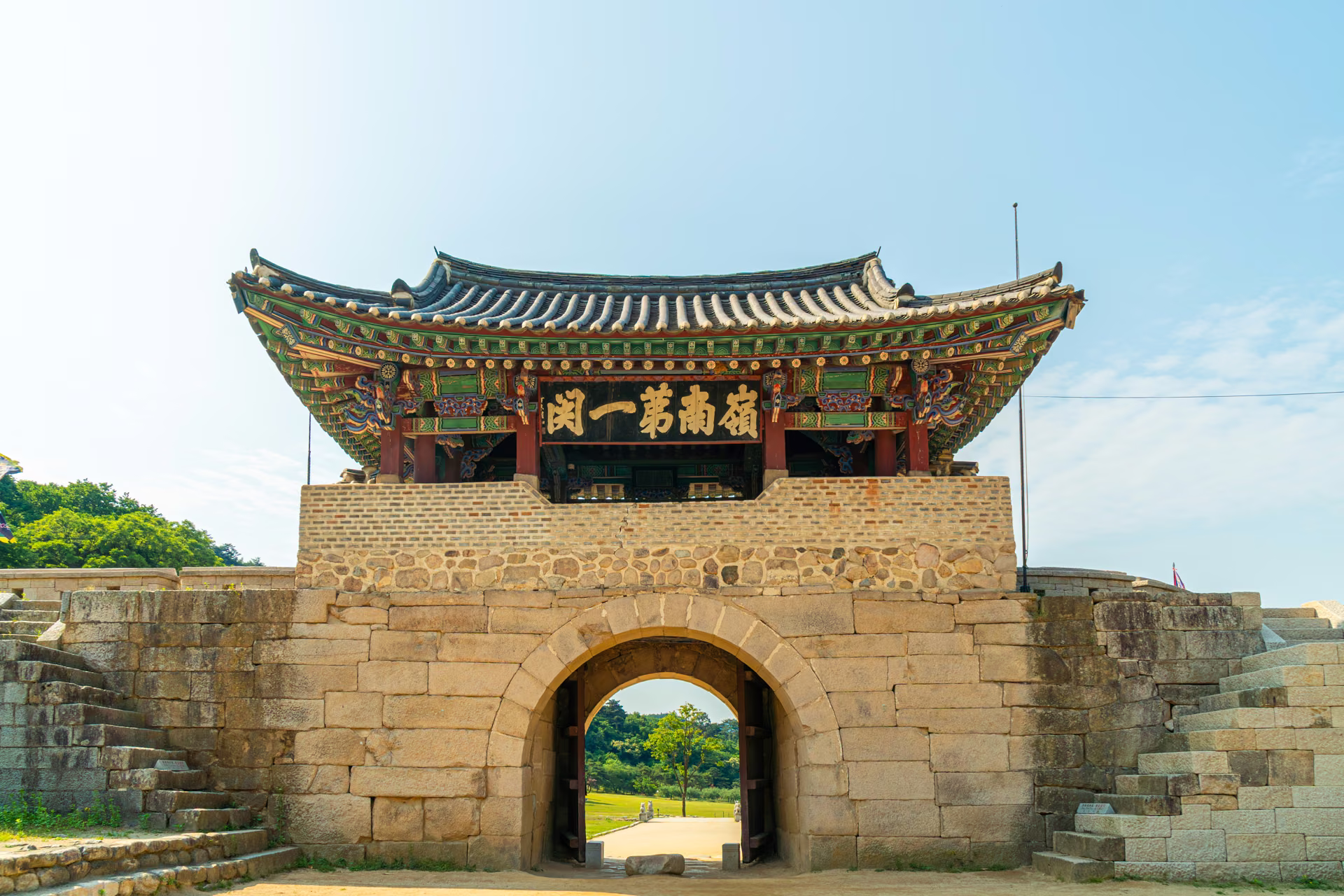 ‘영남제일관’ 현판을 단 제1관문 주흘관