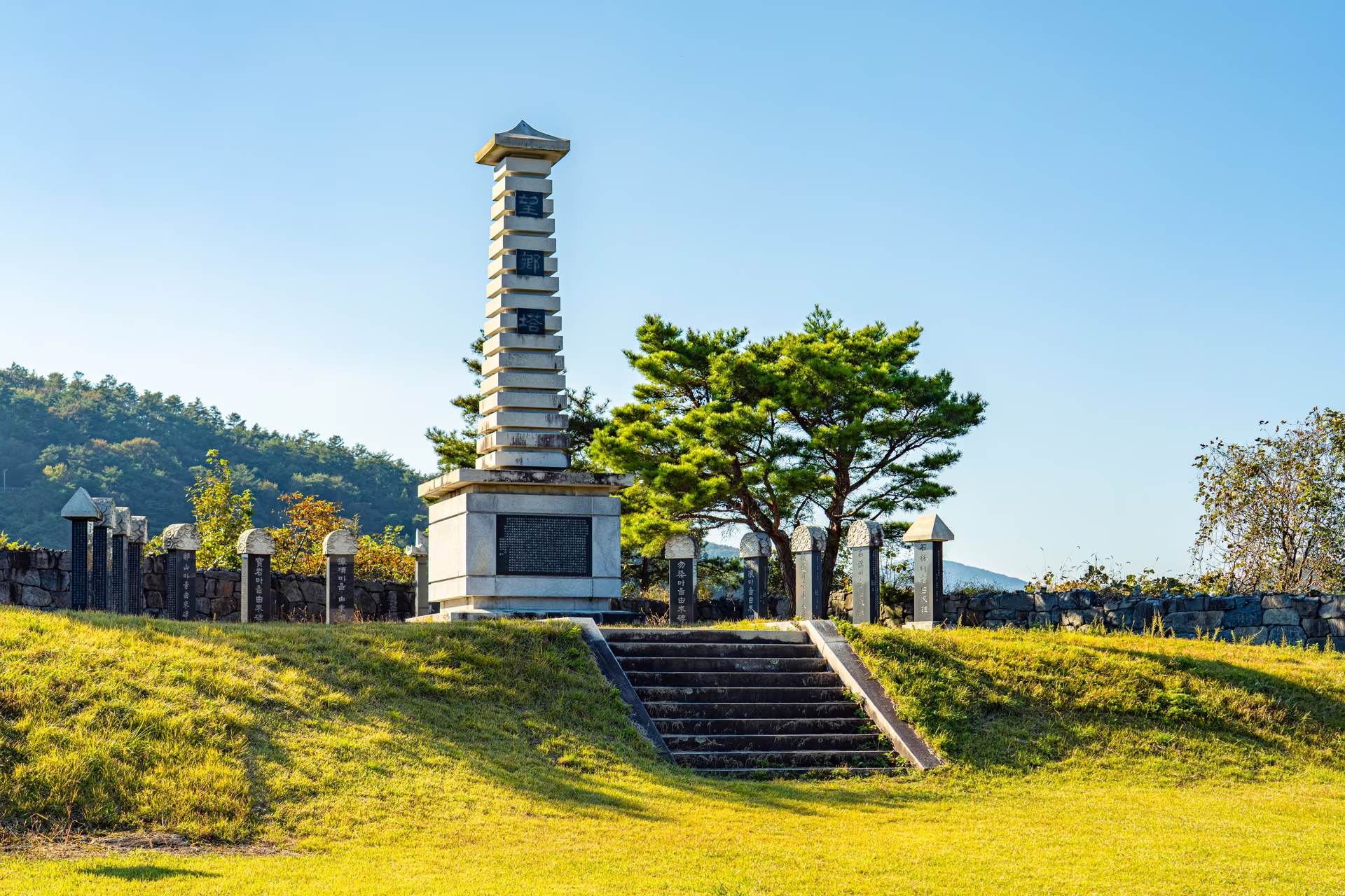 돌계단 위 층탑과 그 양옆으로 늘어선 작은 비석