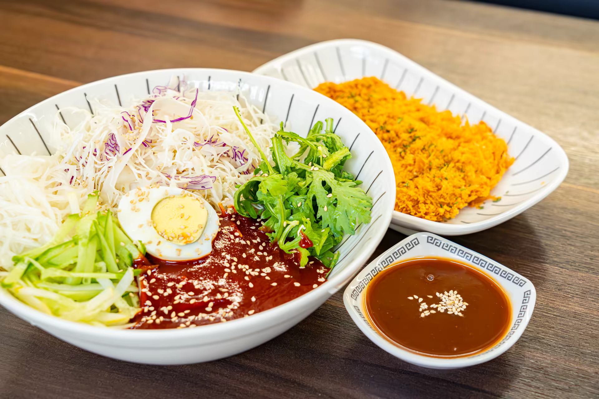 삶은 계란과 양배추, 오이, 쑥갓, 초고추장 양념을 얹은 광신제면소 비빔쫄면과 돈가스