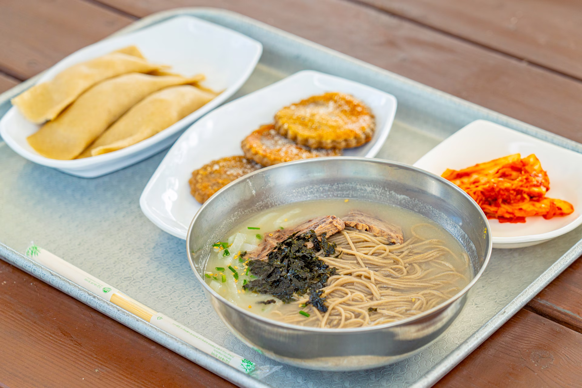 쇠고기 고명을 얹은 메밀국수와 무채를 말아 낸 빙떡, 노릇하게 지진 기름떡으로 차린 장터 음식