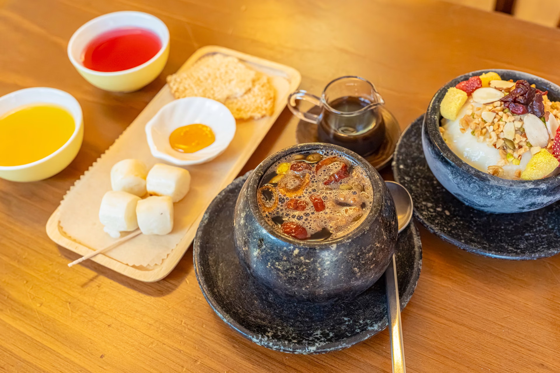 다소니 탁자에 차린 쌍화차와 쌍아정, 주전부리 한 상