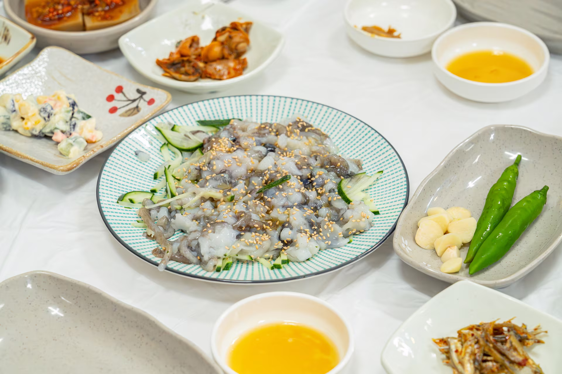 도마 위에서 잘게 다져 참기름과 깨소금으로 무쳐 낸 무안 낙지 탕탕이