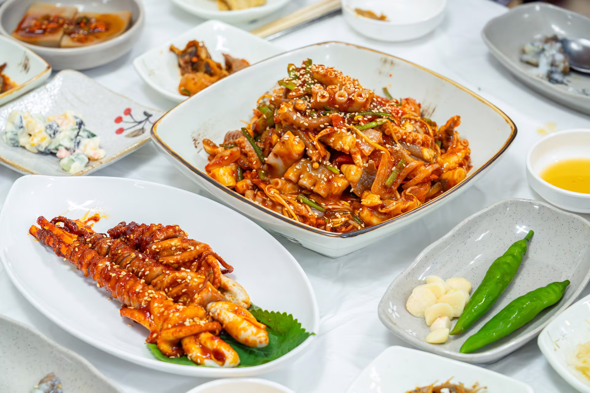 숙이네의 대표 메뉴인 낙지초무침과 꼬치에 돌돌 감아 구운 낙지호롱
