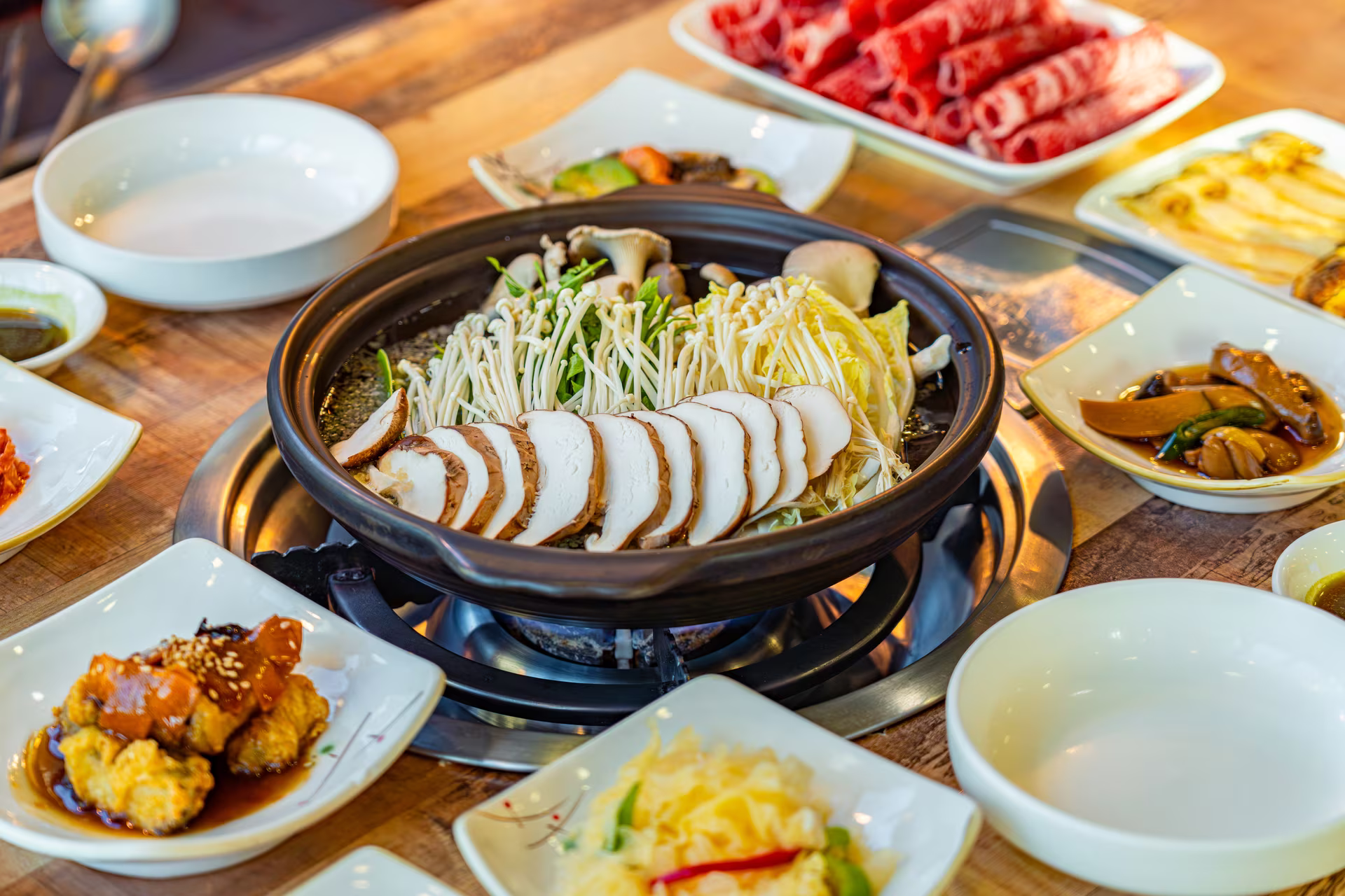 전골냄비에 담긴 자연산 송이버섯과 접시에 결대로 썰어 낸 생송이·소고기 한 상