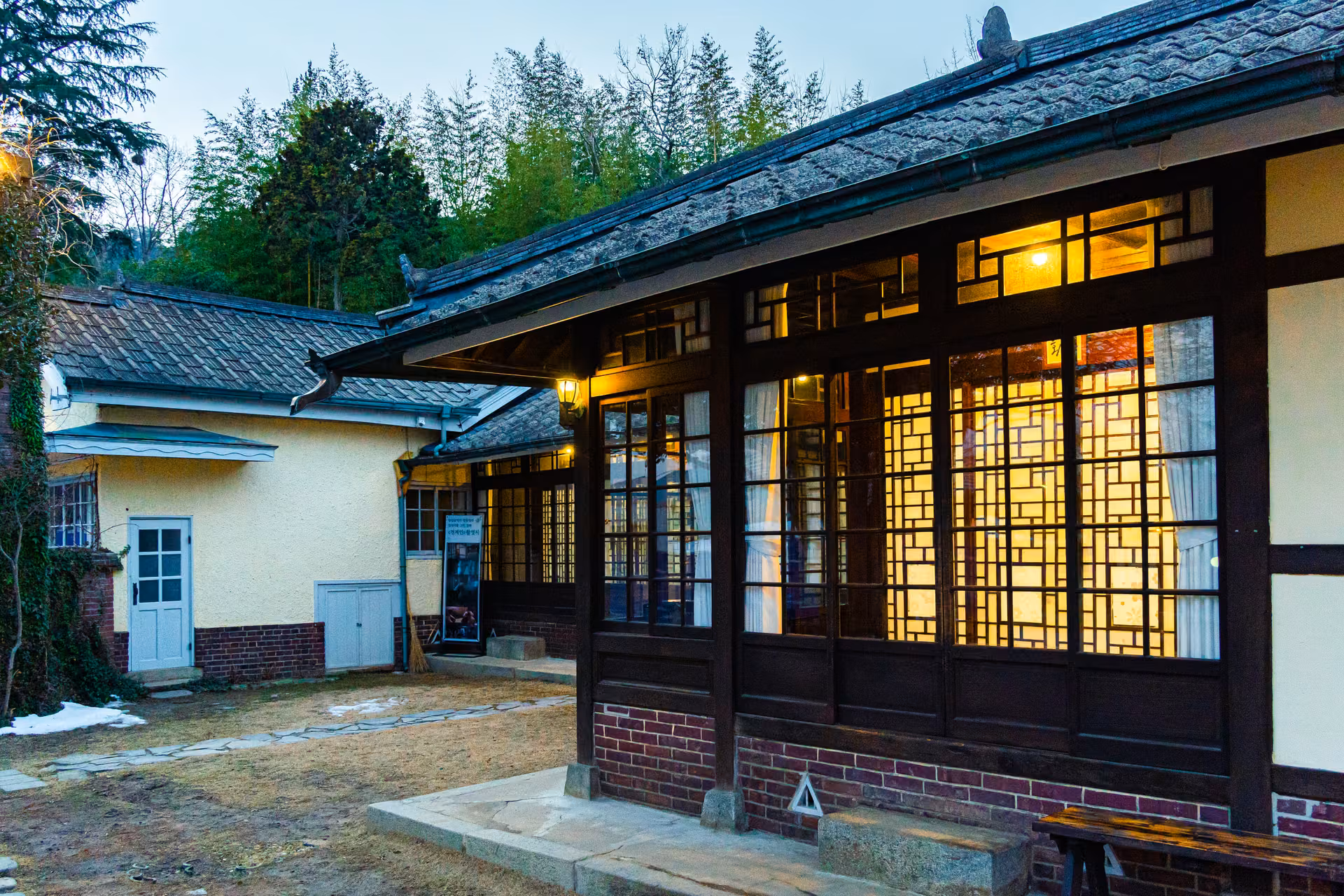 대청마루와 격자 창호를 갖춘 3917마중 한옥 건물
