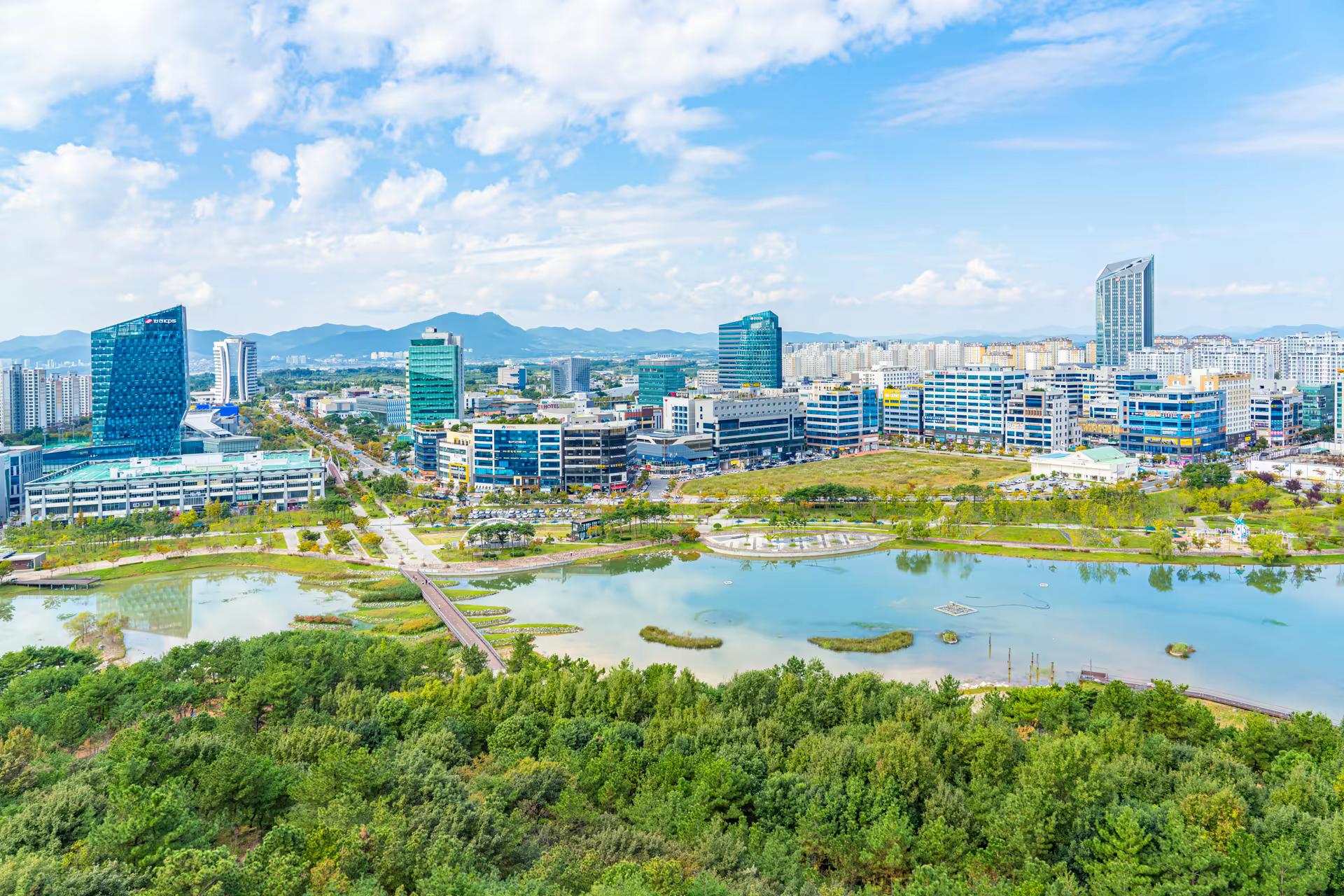 베메산 전망대에서 내려다본 빛가람호수공원 수면과 혁신도시 시가지