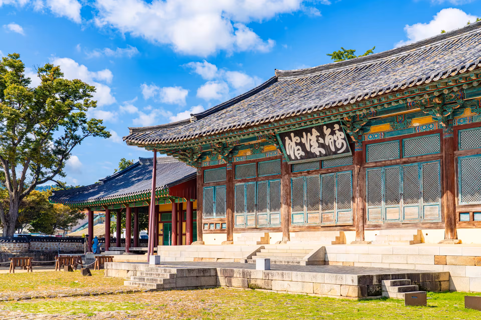 돌 축대 위로 팔작지붕과 금성관 현판을 건 조선 시대 나주 객사 금성관 정면