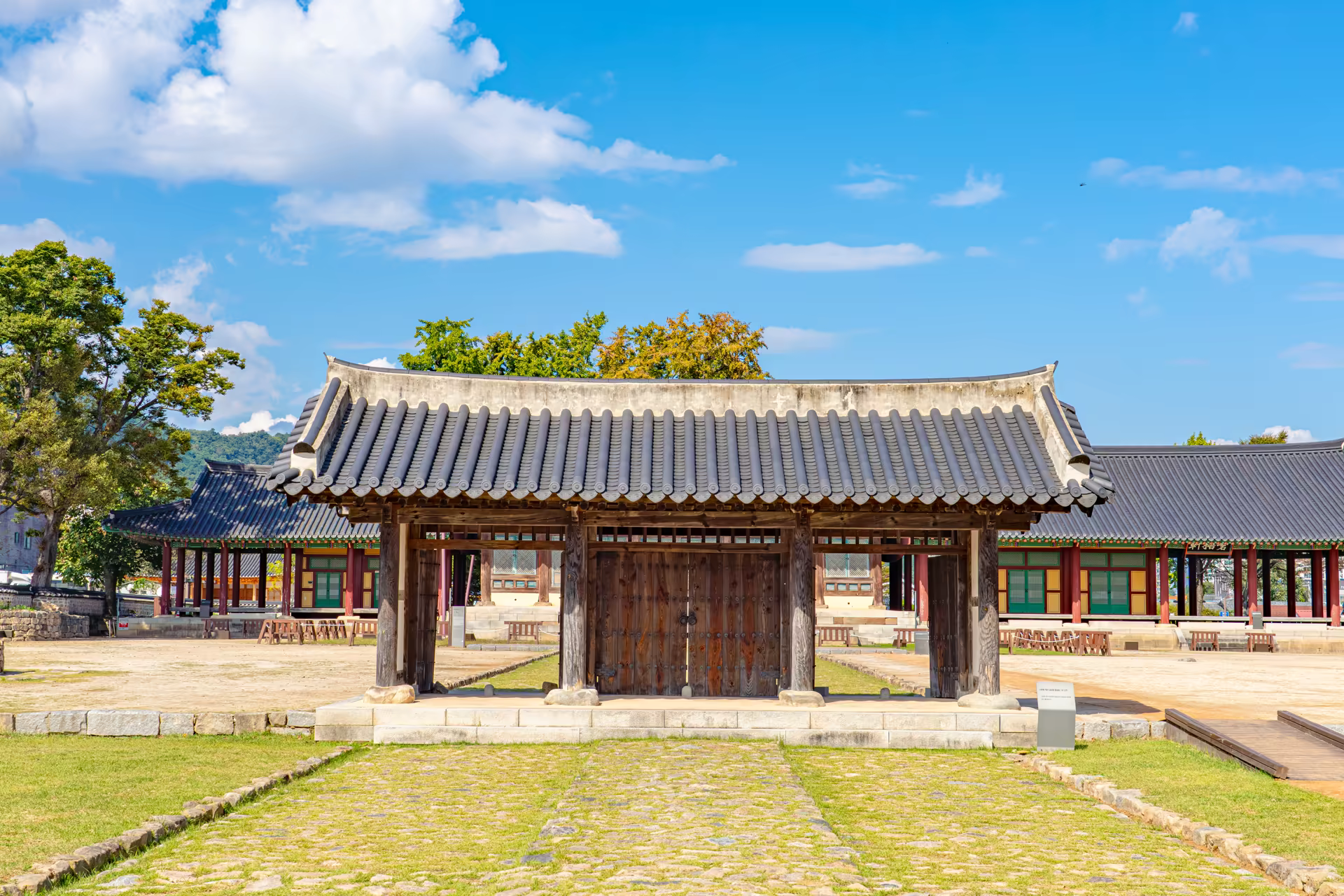 금성관 앞마당 남쪽에 서 있는 솟을삼문 형태의 금성관 외삼문