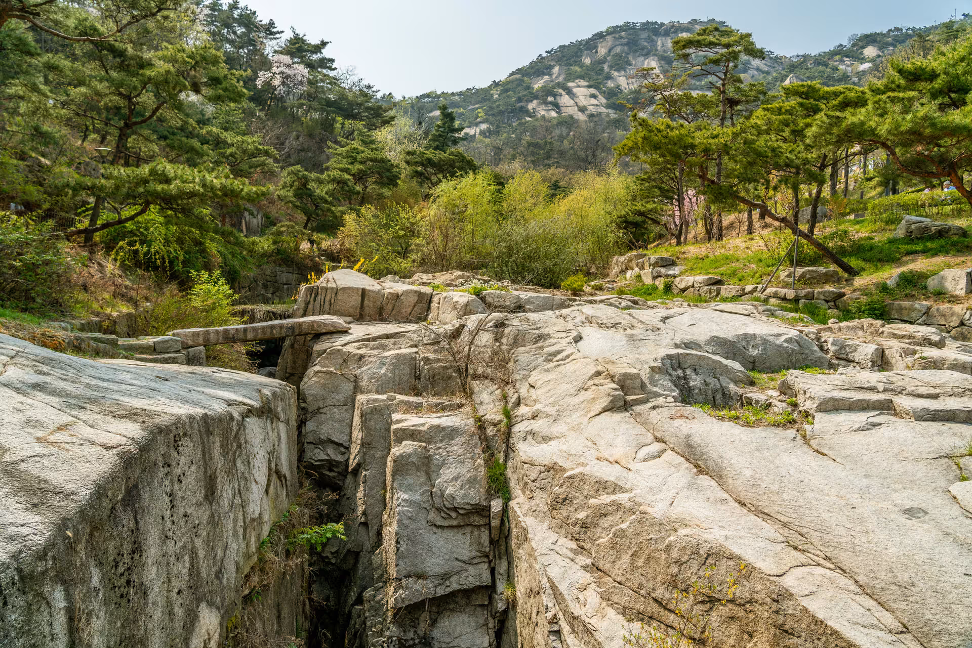 인왕산 기슭 암반 사이로 이어지는 수성동계곡 물길