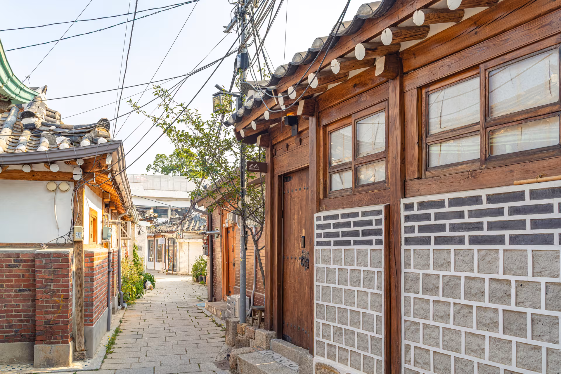 필운대로5가길 안쪽, 담장 사이로 한옥 지붕이 이어지는 서촌 골목