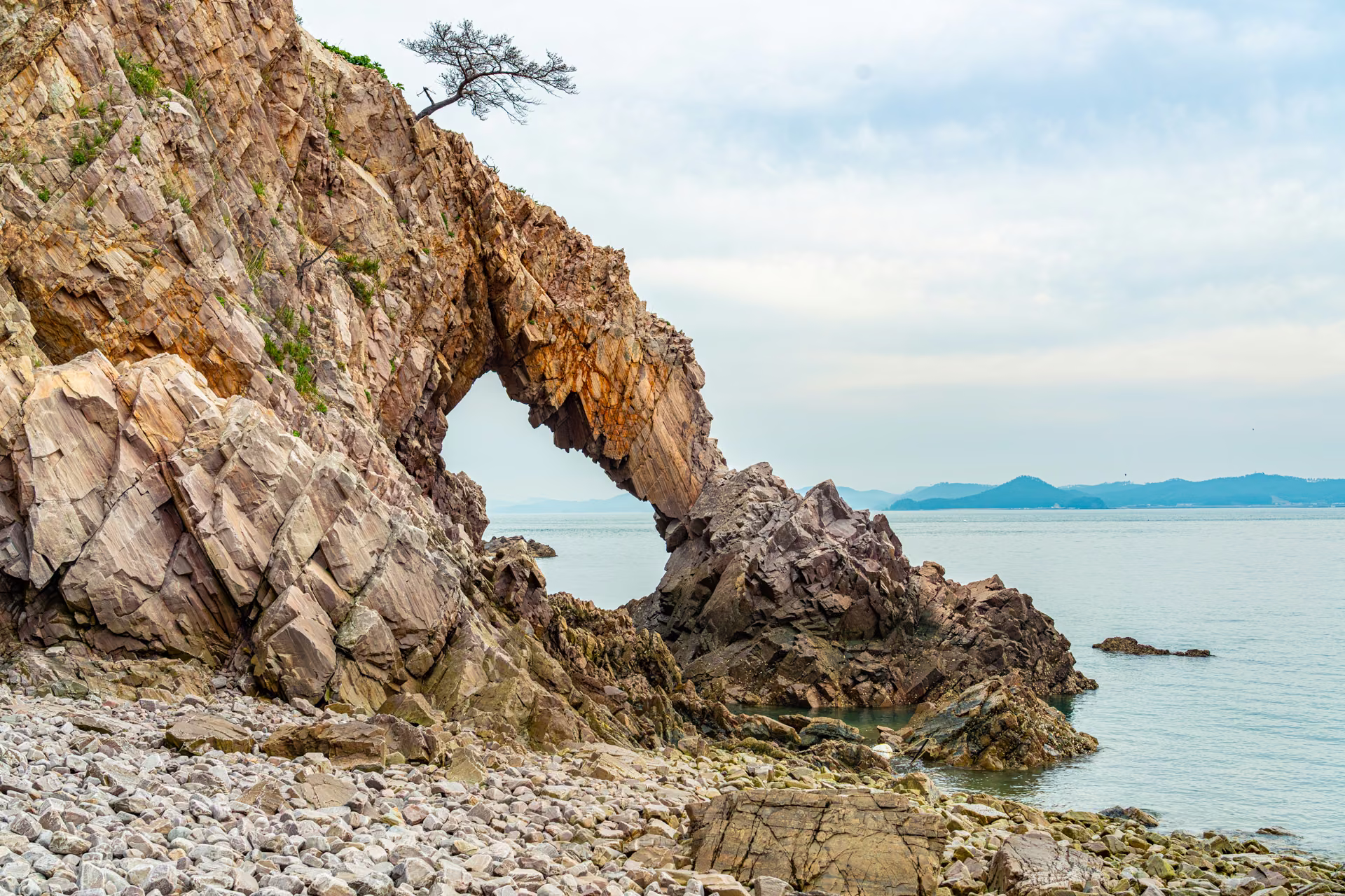 황금산 몽돌해변의 코끼리바위