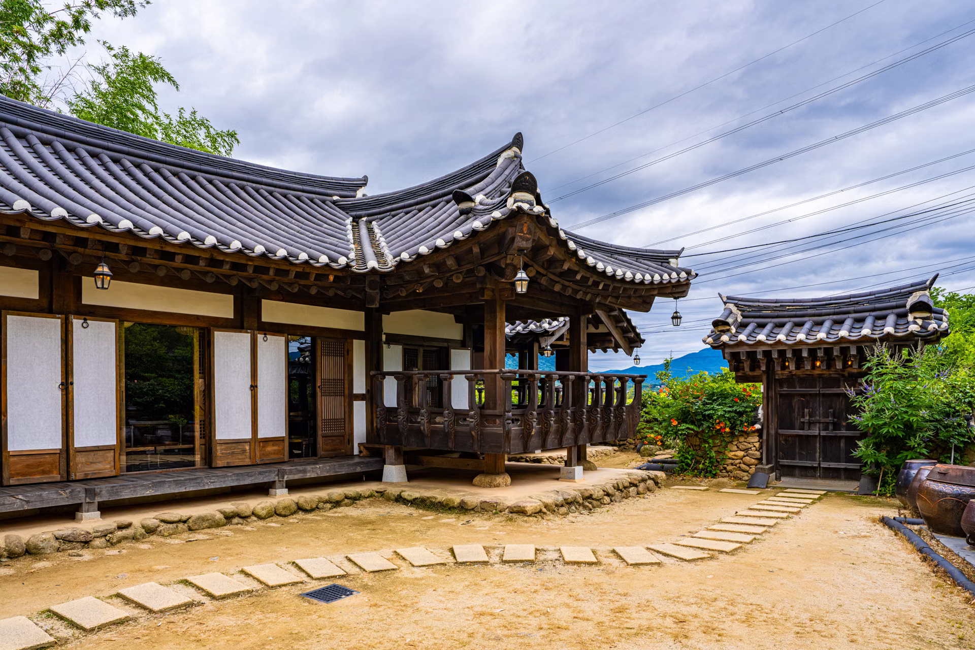 기와지붕 한옥들 사이로 디딤돌이 이어지는 쌍산재 앞마당 (임시 사진)