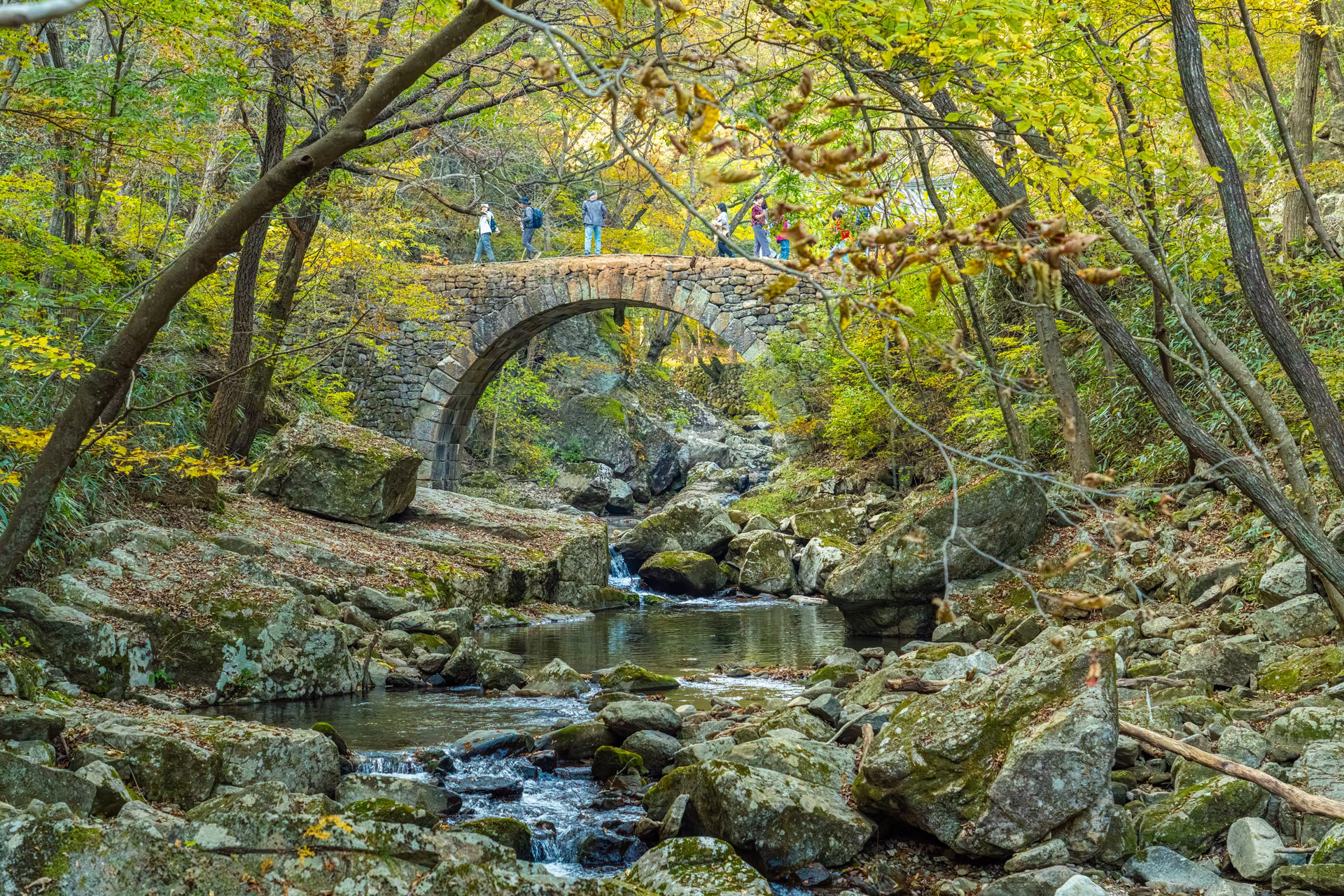 계곡 바닥에서 올려다본 승선교, 다리 위로 사람들이 건넌다