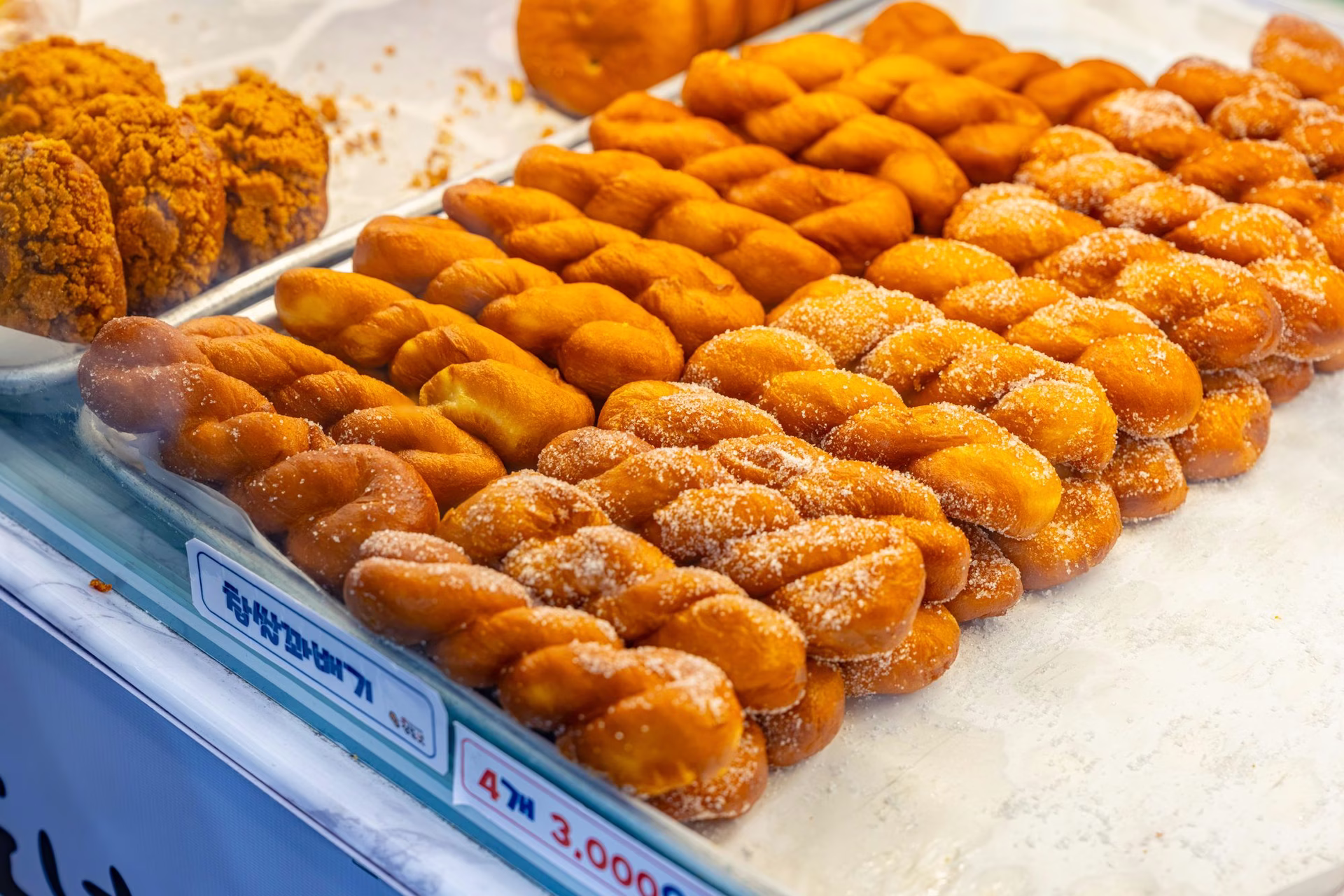 팔달문시장 김도넛 진열대에 설탕을 묻혀 쌓아 올린 찹쌀꽈배기