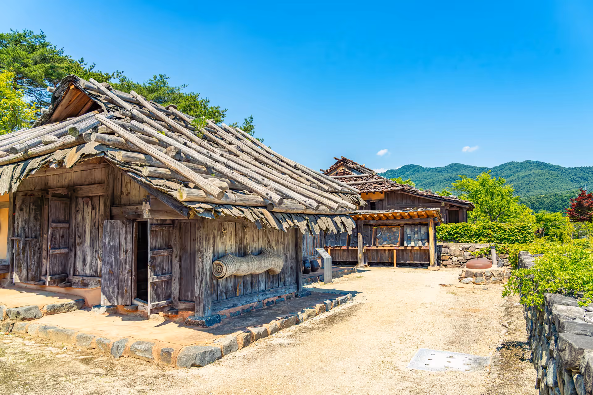 영양산촌생활박물관 야외 마당에 재현된 너와지붕·굴피지붕 산촌 전통 가옥