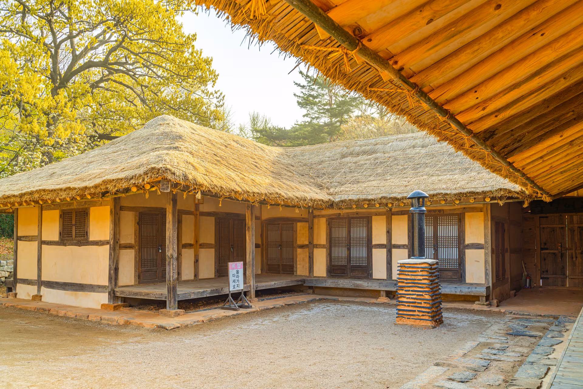 수덕사 경내 초입에 자리한 초가지붕 한옥 수덕여관